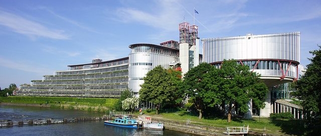 Európsky súd pre ľudské práva; Zdroj: Flickr CC; https://www.flickr.com/photos/75487768@N04/9313242631/in/photolist-fbYNyP-f99xXz-fbYPi4-6J4tB6-hDZgNH-8hB52j-ehZhuY-a24vcX-9gKZ21-6G3aWc-5w7A3k-5Fm6LU-f8swYV-bF6cG4-5iBAxX-faRwBo-9Seiuf-f99xmD-drDgiD-6Z91eR-6r6Zb8-5z3Drb-5xoYag-f86Uiy-6pDzGG-5D6Qun-f8sxoD-5xbVH1-5i533d-5pnqNr-5zvfDV-e7v45t-fMWD7p-5ncBEv-5EqDsr-faRw8L-hGP9H2-9sd1s7-f7REsP-acXrPC-gTbCdG-3aR9B1-faaGui-fapUL3-fyYpRh-5xGiAX-eSKF6b-6d1Gi-j3hdyA-bqtyXq